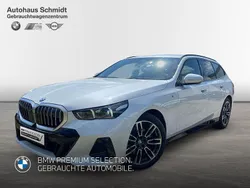 Mineralweiß Gebraucht 2024 BMW 520 M Sport Kombi | 54.330 € (Superpreis)