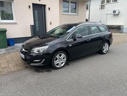 Schwarz Gebraucht 2012 Opel Astra Edition Kombi | 2.900 € (Fairer Preis)