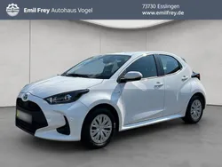 Schneeweiß Gebraucht 2021 Toyota Yaris Hybrid Business Edition Limousine | 17.460 € (Guter Preis)