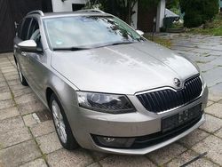 Grau Gebraucht 2013 Skoda Octavia LAURIN & KLEMENT Kombi | 12.900 € (Fairer Preis)