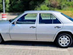 Silber Gebraucht 1994 Mercedes E220 Limousine | 4.699 €
