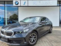 Sophistograu brillanteffekt me Gebraucht 2024 BMW 520 Sport Line Limousine | 44.490 € (Guter Preis)
