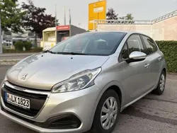 Grau Gebraucht 2017 Peugeot 208 Kleinwagen | 3.999 € (Guter Preis)