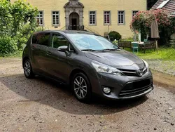 Grau Gebraucht 2013 Toyota Verso Life Van / Kleinbus | 14.999 € (Teuer)