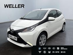 Weiss Gebraucht 2017 Toyota Aygo X-play Kleinwagen | 10.980 € (Teuer)
