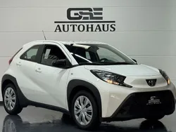 Weiß Gebraucht 2023 Toyota Aygo X-play Kleinwagen | 16.490 € (Etwas zu teuer)