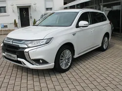 Weiß Gebraucht 2020 Mitsubishi Outlander P-HEV Basis SUV | 22.990 € (Fairer Preis)