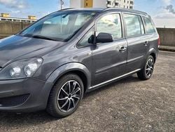 Grau Gebraucht 2005 Opel Zafira Van / Kleinbus | 3.400 €