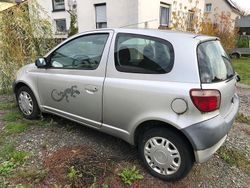 Grau Gebraucht 2002 Toyota Yaris Kleinwagen | 1.100 € (Fairer Preis)