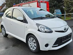 Weiß Gebraucht 2014 Toyota Aygo Kleinwagen | 5.499 € (Guter Preis)