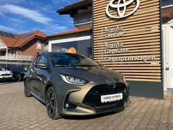 Grau Neu 2024 Toyota Yaris Hybrid Team Limousine | 27.500 €