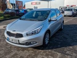 Silber Gebraucht 2015 Kia Ceed Attract Kleinwagen | 9.500 € (Etwas zu teuer)