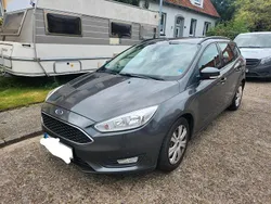 Grau Gebraucht 2015 Ford Focus Kombi | 5.900 €