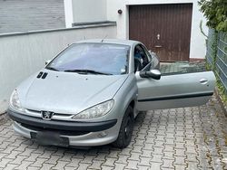 Grau Gebraucht 2002 Peugeot 206 CC Cabrio | 2.700 € (Teuer)