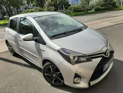Silber Gebraucht 2016 Toyota Yaris Hybrid Comfort Limousine | 11.000 € (Fairer Preis)