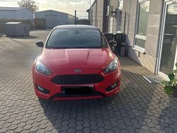Rot Gebraucht 2017 Ford Focus ST-Line Limousine | 11.900 € (Etwas zu teuer)