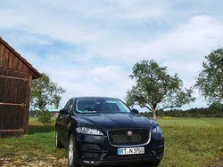 Schwarz Gebraucht 2018 Jaguar F-Pace Prestige SUV | 22.999 € (Fairer Preis)