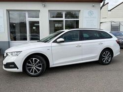 Bila candy/candyweiss Gebraucht 2022 Skoda Octavia Clever Kombi | 16.990 € (Fairer Preis)