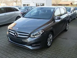 Grau Gebraucht 2016 Mercedes B200 Urban Van / Kleinbus | 18.990 € (Fairer Preis)