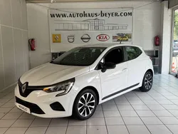Weiß Gebraucht 2023 Renault Clio V Equilibre Limousine | 13.950 € (Fairer Preis)