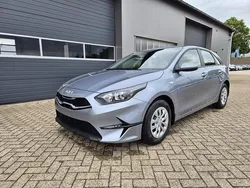 Deluxeweiß metallic Neu 2025 Kia Ceed Vision Limousine | 24.100 € (Fairer Preis)