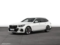 Weiß Gebraucht 2024 BMW 540 Kombi | 71.688 €