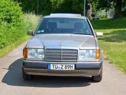 Gold Gebraucht 1991 Mercedes E200 Limousine | 11.500 €