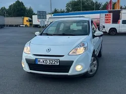 Weiß Gebraucht 2009 Renault Clio II Kleinwagen | 1.999 € (Fairer Preis)