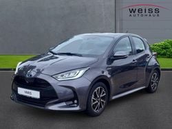 Grau Gebraucht 2020 Toyota Yaris Hybrid Club Limousine | 20.300 € (Fairer Preis)