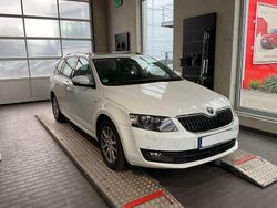 Bila laser/laser white Gebraucht 2016 Skoda Octavia Joy Kombi | 15.447 € (Etwas zu teuer)