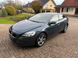 Blau Gebraucht 2017 Volvo V40 Momentum Limousine | 16.750 € (Fairer Preis)