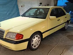 Gelb Gebraucht 1993 Mercedes C200 Limousine | 11.111 €