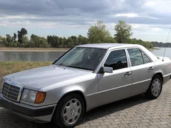 Silber Gebraucht 1993 Mercedes E400 Limousine | 23.900 €