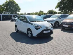 Weiß Gebraucht 2021 Toyota Aygo Business Edition Kleinwagen | 9.900 € (Fairer Preis)