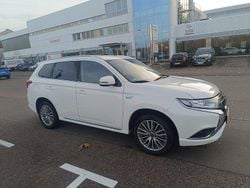 Weiß Gebraucht 2020 Mitsubishi Outlander P-HEV Kombi | 19.900 € (Superpreis)
