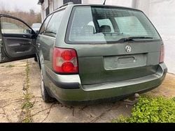Grün Gebraucht 2002 VW Passat Kombi | 280 € (Superpreis)