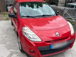 Rot Gebraucht 2009 Renault Clio II Kleinwagen | 2.450 €