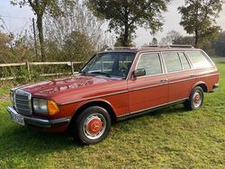Rot Gebraucht 1984 Mercedes 240 Kombi | 12.000 €