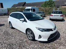 Weiß Gebraucht 2015 Toyota Auris Touring Sports Executive Kombi | 9.900 € (Guter Preis)