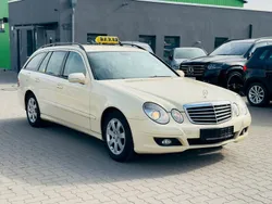 Beige Gebraucht 2009 Mercedes E200 Kombi | 5.999 €