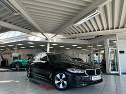 Black sapphire metallic Gebraucht 2023 BMW 520 Sport Line Kombi | 32.950 € (Superpreis)