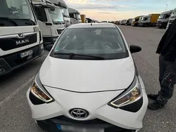 Weiß Gebraucht 2021 Toyota Aygo Kleinwagen | 6.200 € (Fairer Preis)