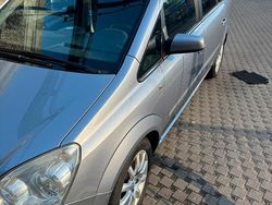 Grau Gebraucht 2009 Opel Zafira Van / Kleinbus | 1.600 €
