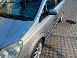 Grau Gebraucht 2009 Opel Zafira Van / Kleinbus | 1.650 €
