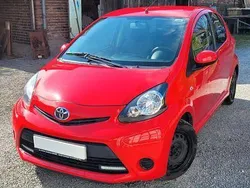 Rot Gebraucht 2014 Toyota Aygo Cool Kleinwagen | 2.200 € (Superpreis)