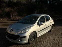 Silber Gebraucht 2008 Peugeot 207 Kleinwagen | 2.500 €