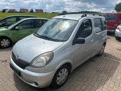 Silber Gebraucht 2002 Toyota Yaris Kombi | 1.590 €