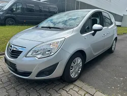 Silber Gebraucht 2012 Opel Meriva Design Edition Van / Kleinbus | 4.999 €