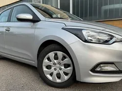 Grau Gebraucht 2019 Hyundai i20 Kleinwagen | 9.900 €