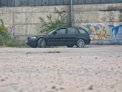 Schwarz Gebraucht 2002 BMW 320 Kombi | 1.300 €